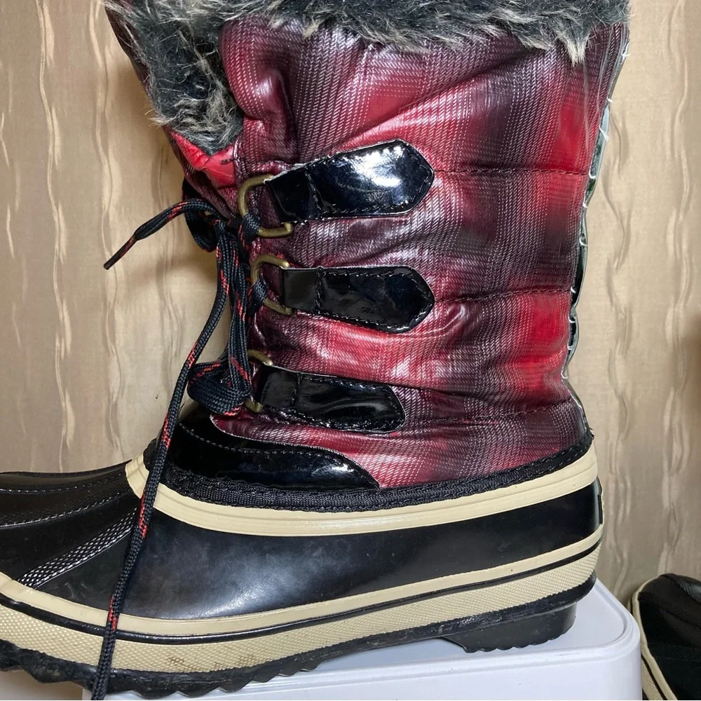 Sporto Winnie Women’s 9 Plaid Faux Fur Duck Boots Red Black